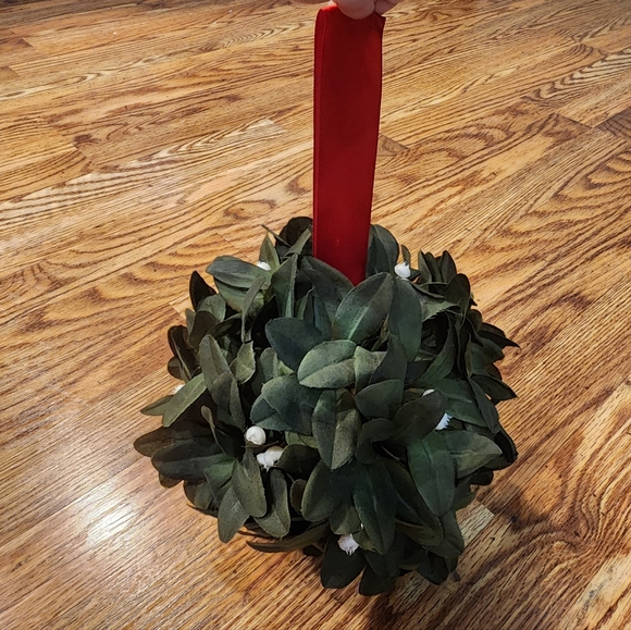 Hanging Mistletoe Ball - Picture 4 of 4